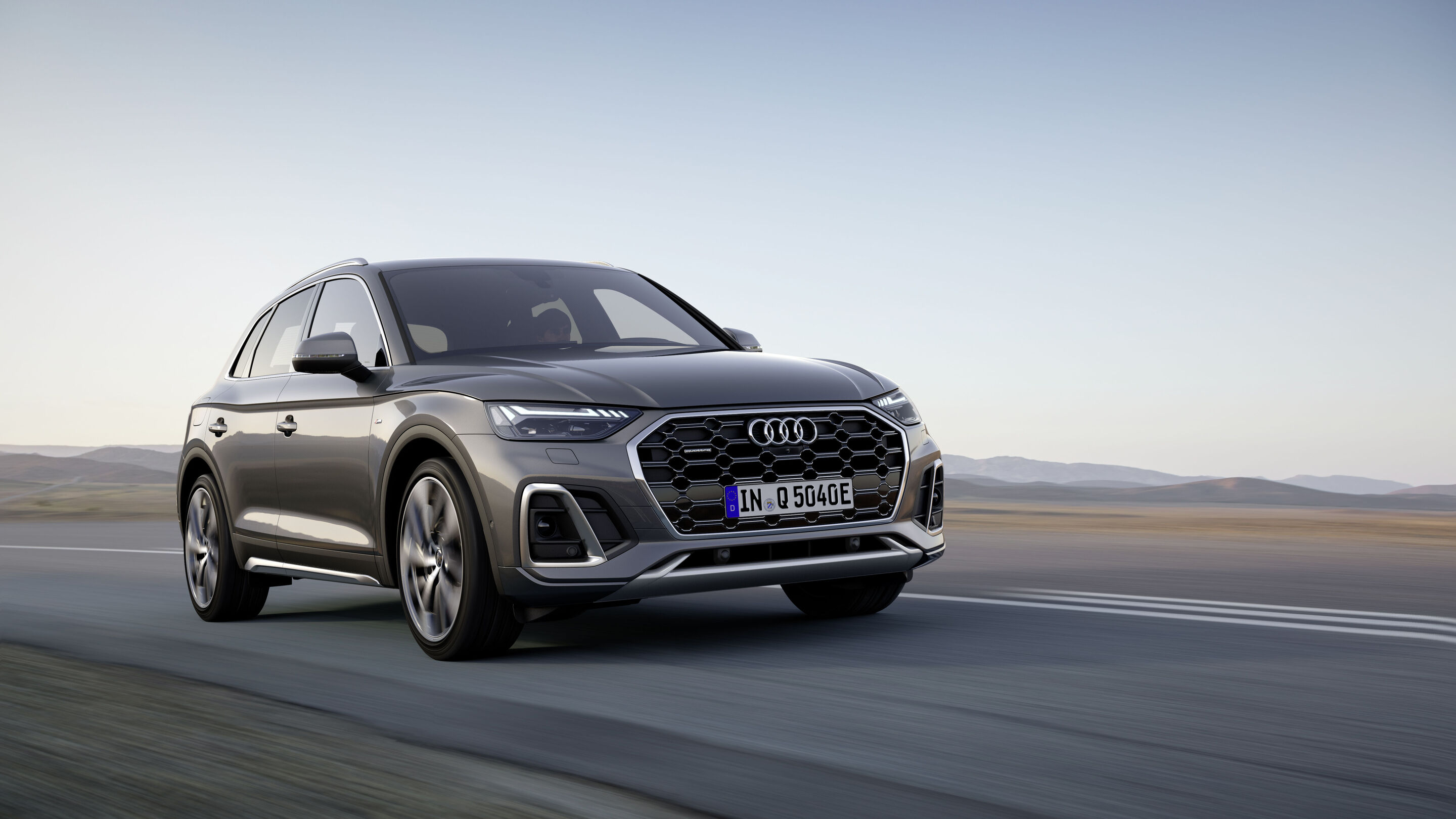Audi Q5 TFSI e (bis 2025) - Fahraufnahme,
Farbe: Daytonagrau