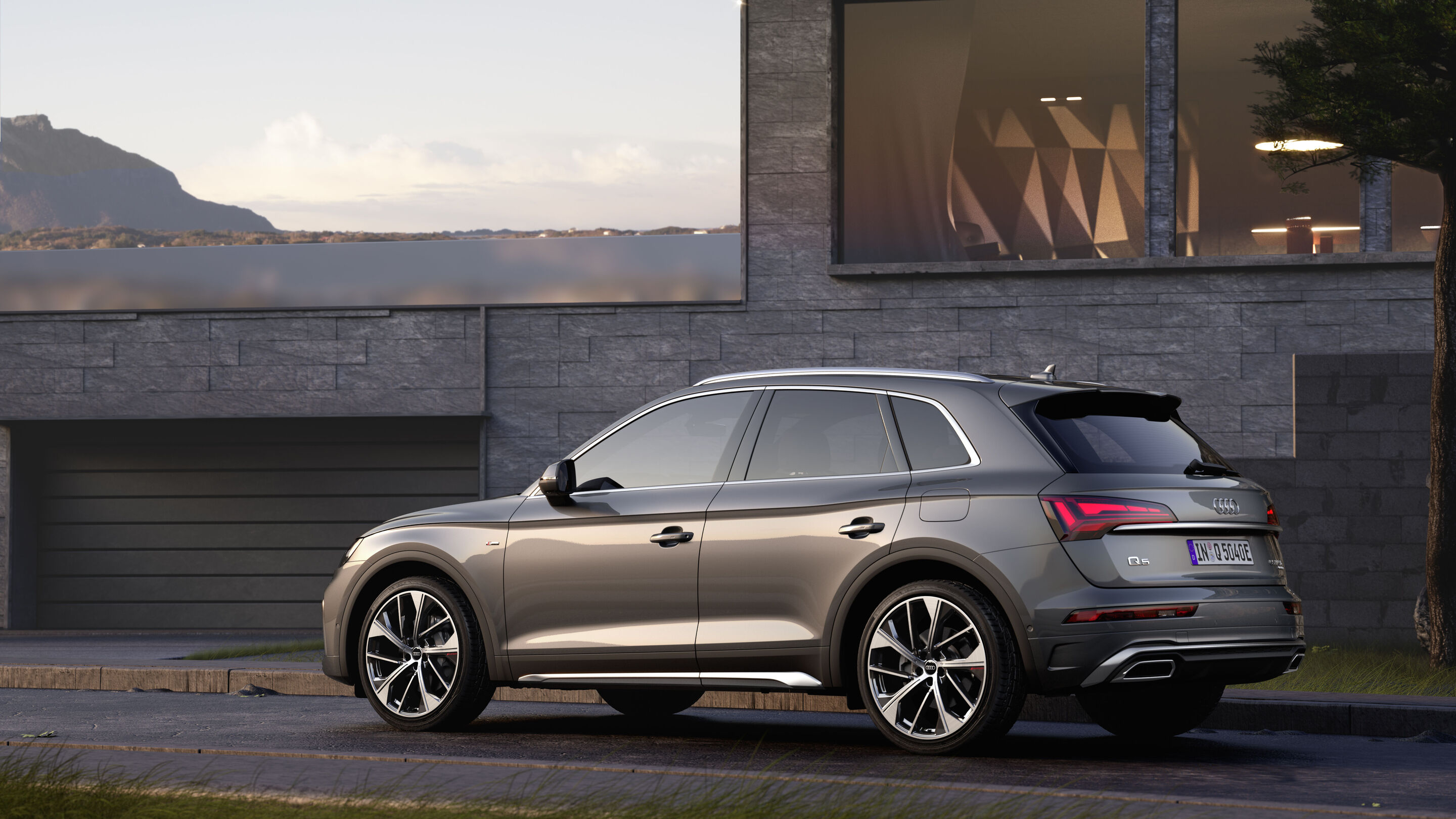 Audi Q5 TFSI e (bis 2025) - Standaufnahme, 
Farbe: Daytonagrau