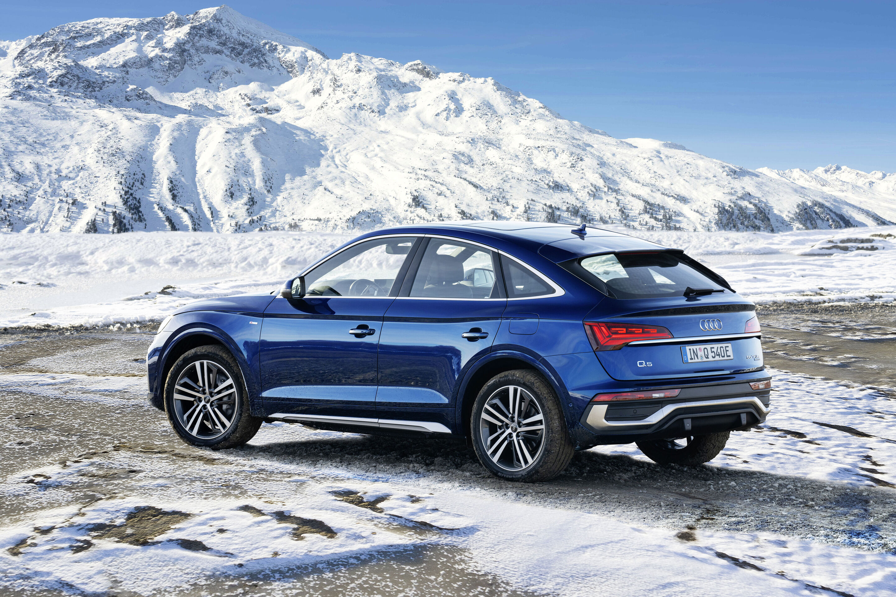 Audi Q5 Sportback TFSI e (bis 2025) - Standaufnahme,
Farbe: Navarrablau