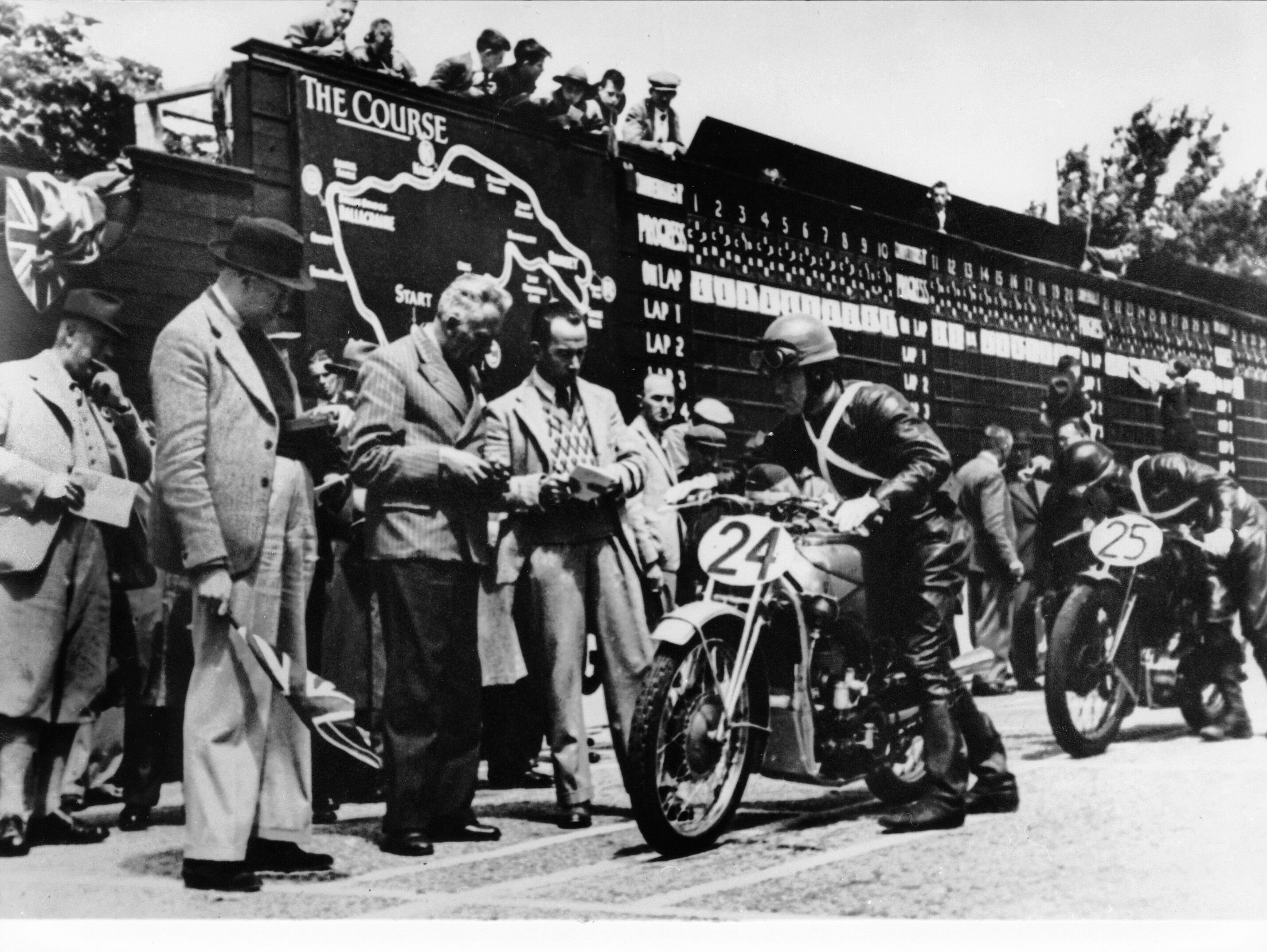 Start zum Rennen seines Lebens: DKW Werksfahrer Ewald Kluge (Nr. 24) gewann im Juni 1938 als erster Deutscher in der 250 ccm-Klasse auf der Isle of Man das schwierigste Motorradrennen der Welt