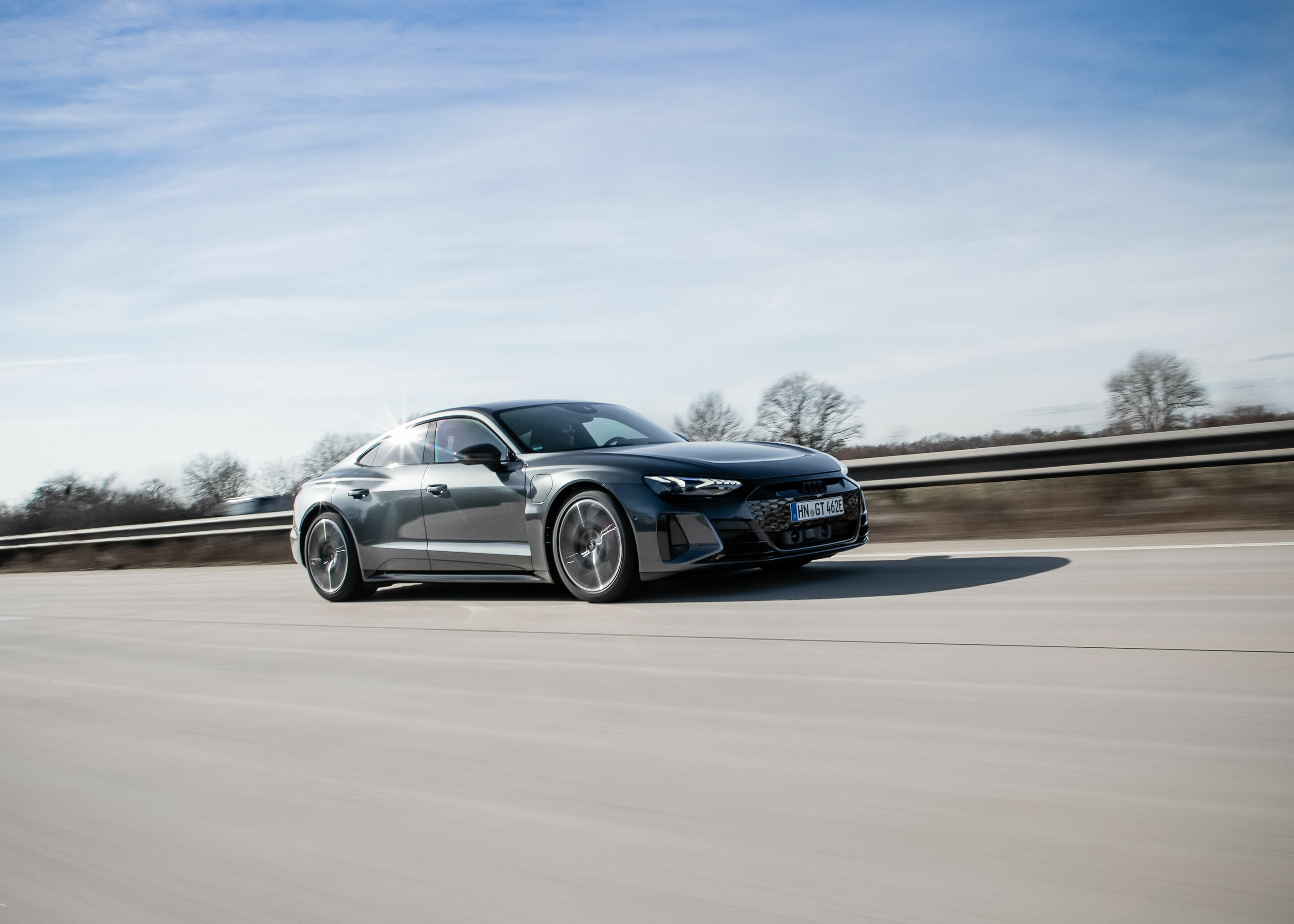 Audi RS e-tron GT - Fahraufnahme, 
Farbe: Daytonagrau