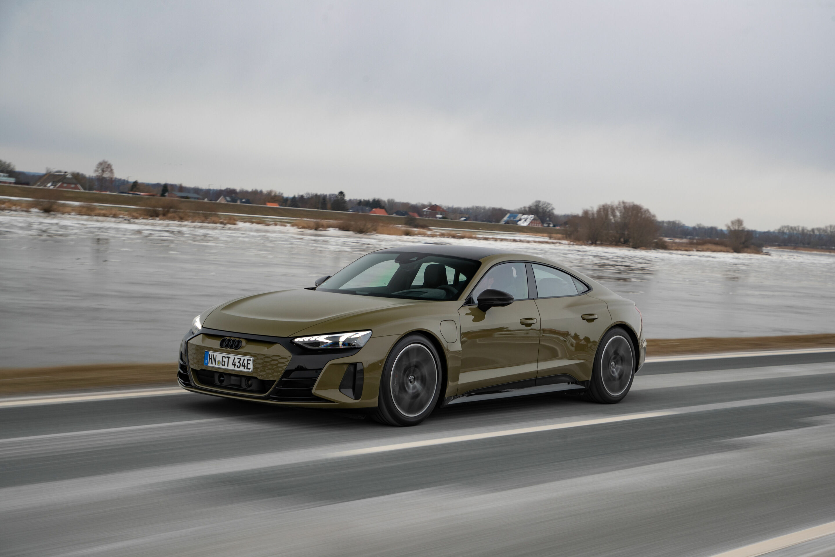 Audi RS e-tron GT - Fahraufnahme,
Farbe: Taktikgrün Metallic