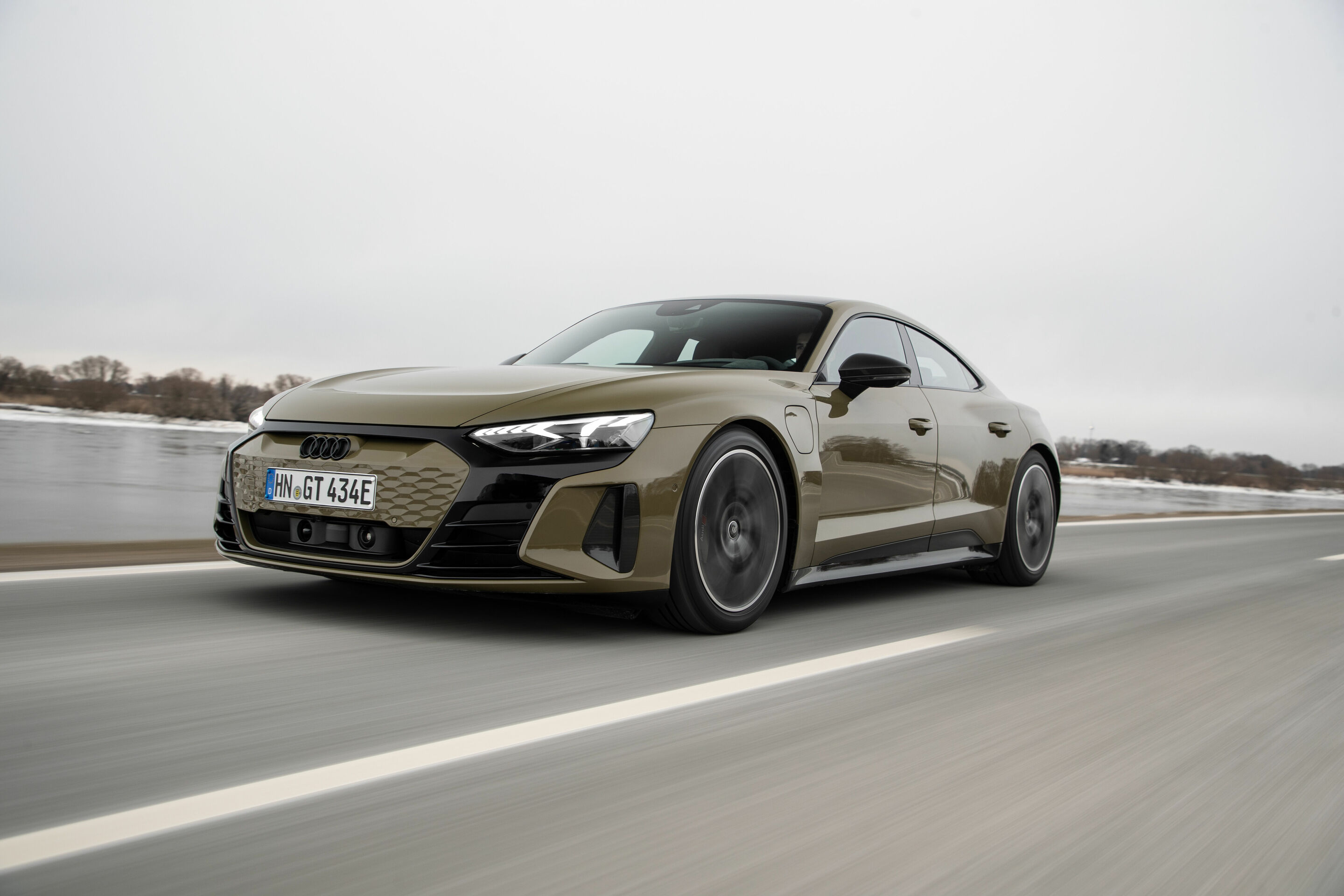 Audi RS e-tron GT - Fahraufnahme,
Farbe: Taktikgrün Metallic