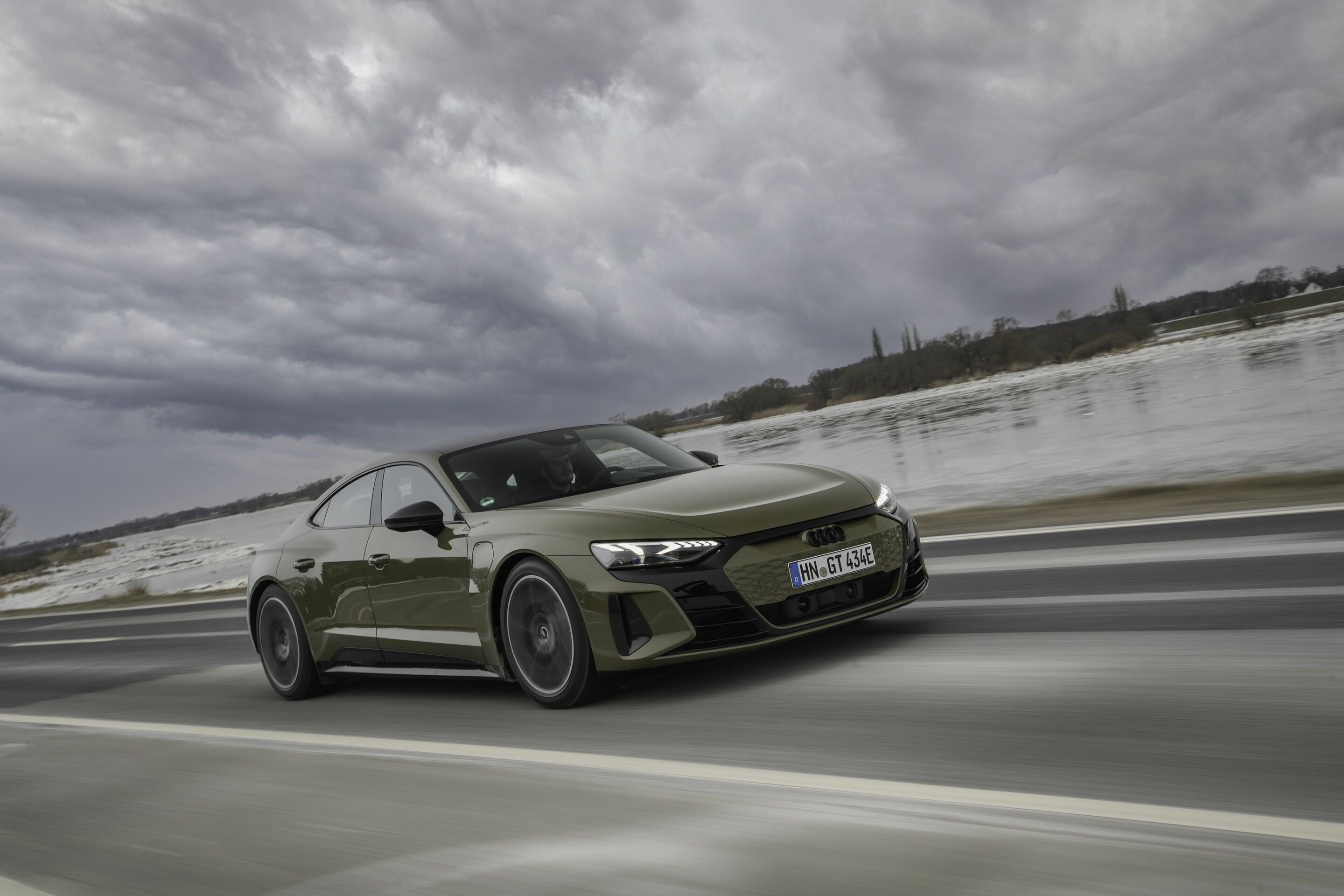 Audi RS e-tron GT - Fahraufnahme,
Farbe: Taktikgrün Metallic