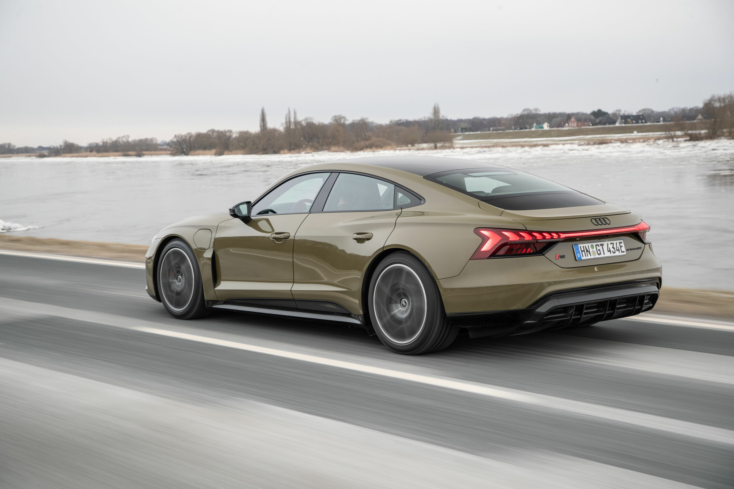 Audi RS e-tron GT - Fahraufnahme,
Farbe: Taktikgrün Metallic