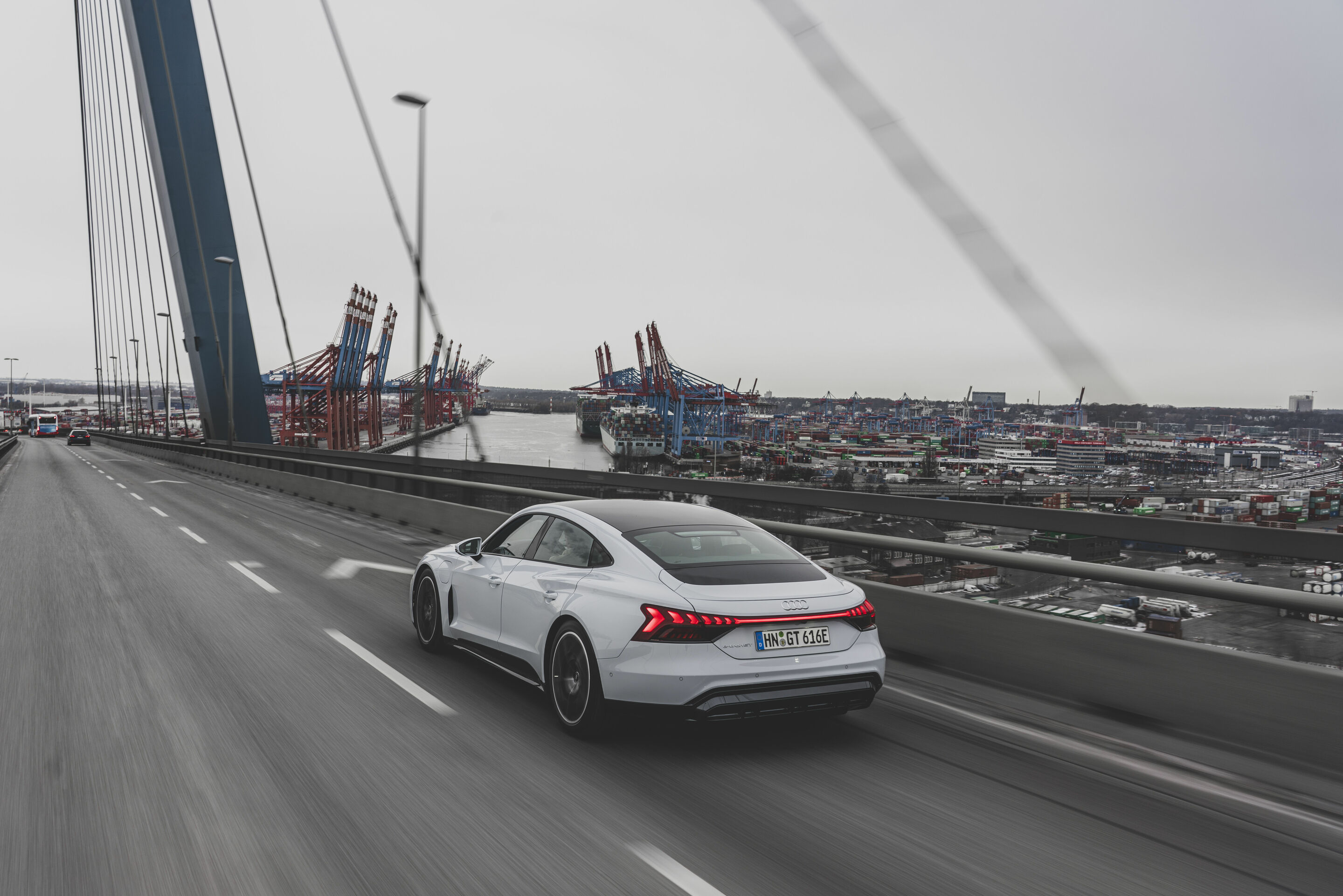 Audi e-tron GT quattro - Fahraufnahme,
Farbe: Suzukagrau