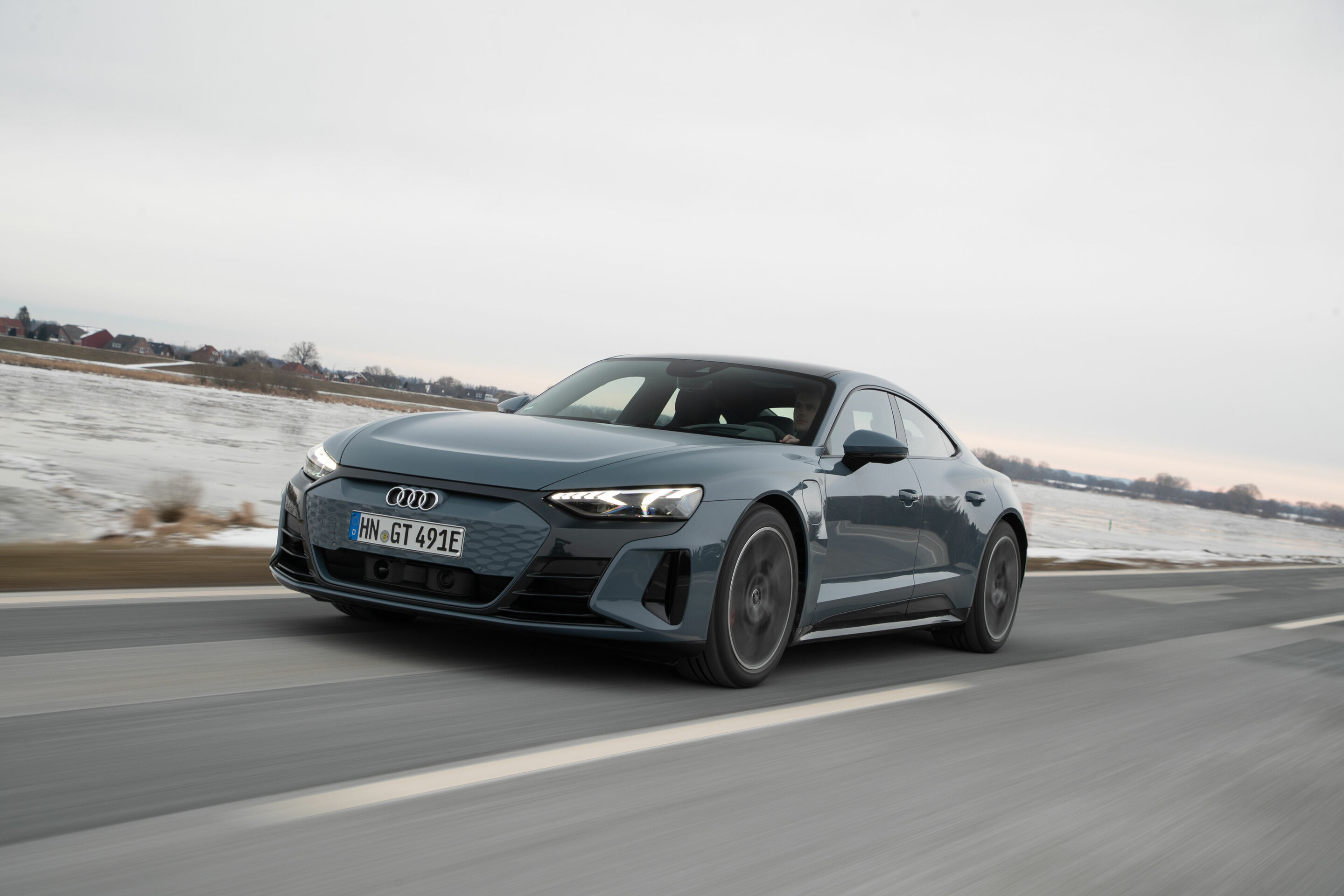 Audi e-tron GT quattro - Fahraufnahme,
Farbe: Kemoragrau