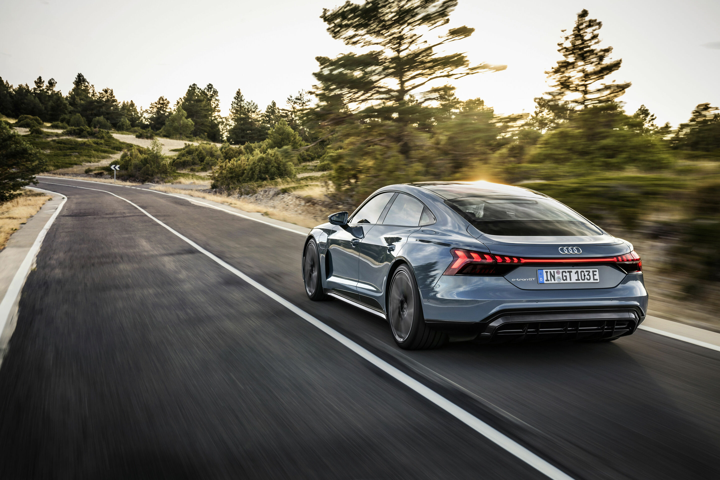 Audi e-tron GT quattro - Fahraufnahme,
Farbe: Kemoragrau