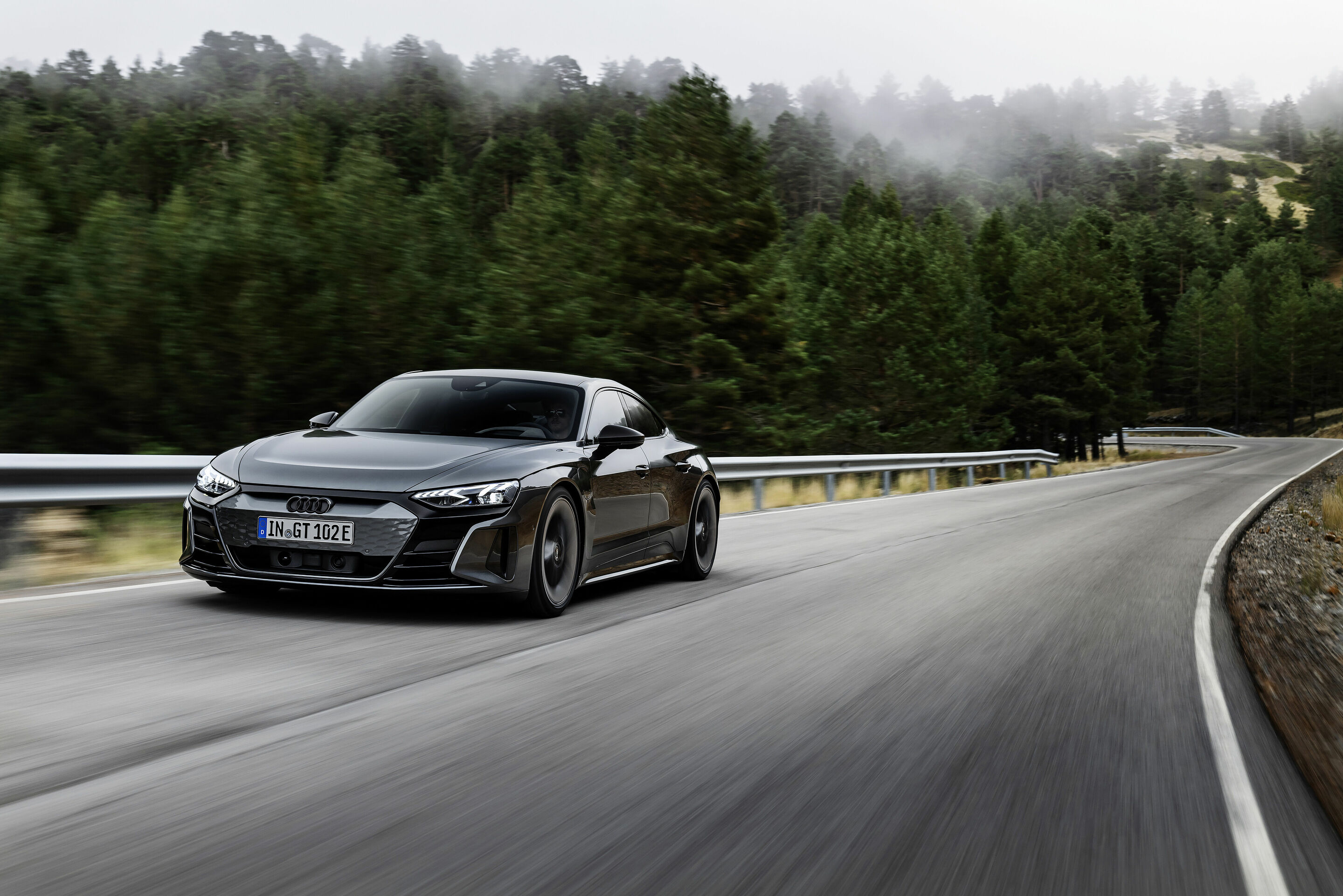 Audi RS e-tron GT - Fahraufnahme,
Farbe: Daytonagrau