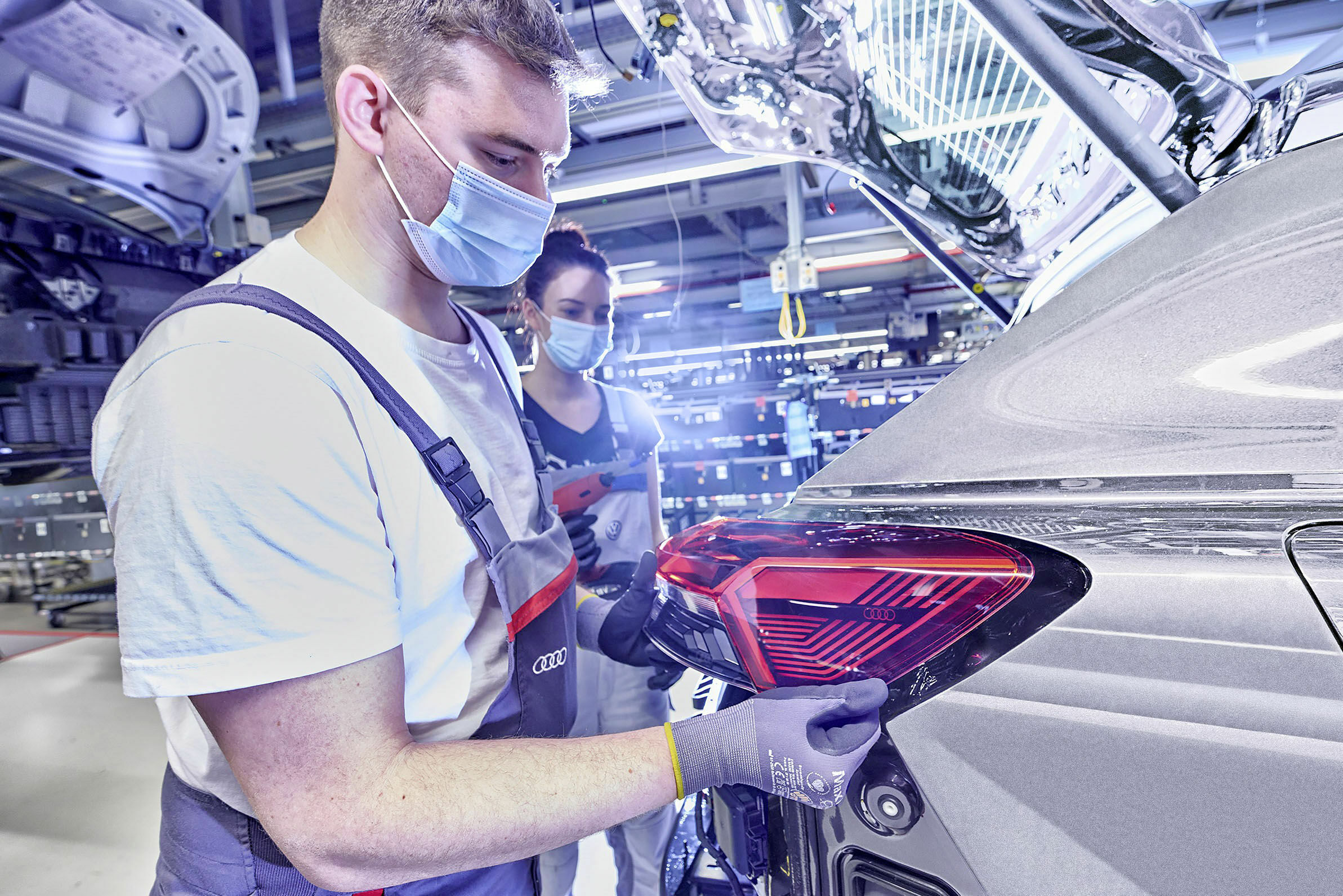 Produktionsstart für den Audi Q4 e-tron - Im Rahmen der sog. Personaldrehscheibe qualifizieren sich die Mitarbeiter im Zukunftsfeld Elektromobilität und schaffen einen so einen Kompetenzaustausch.