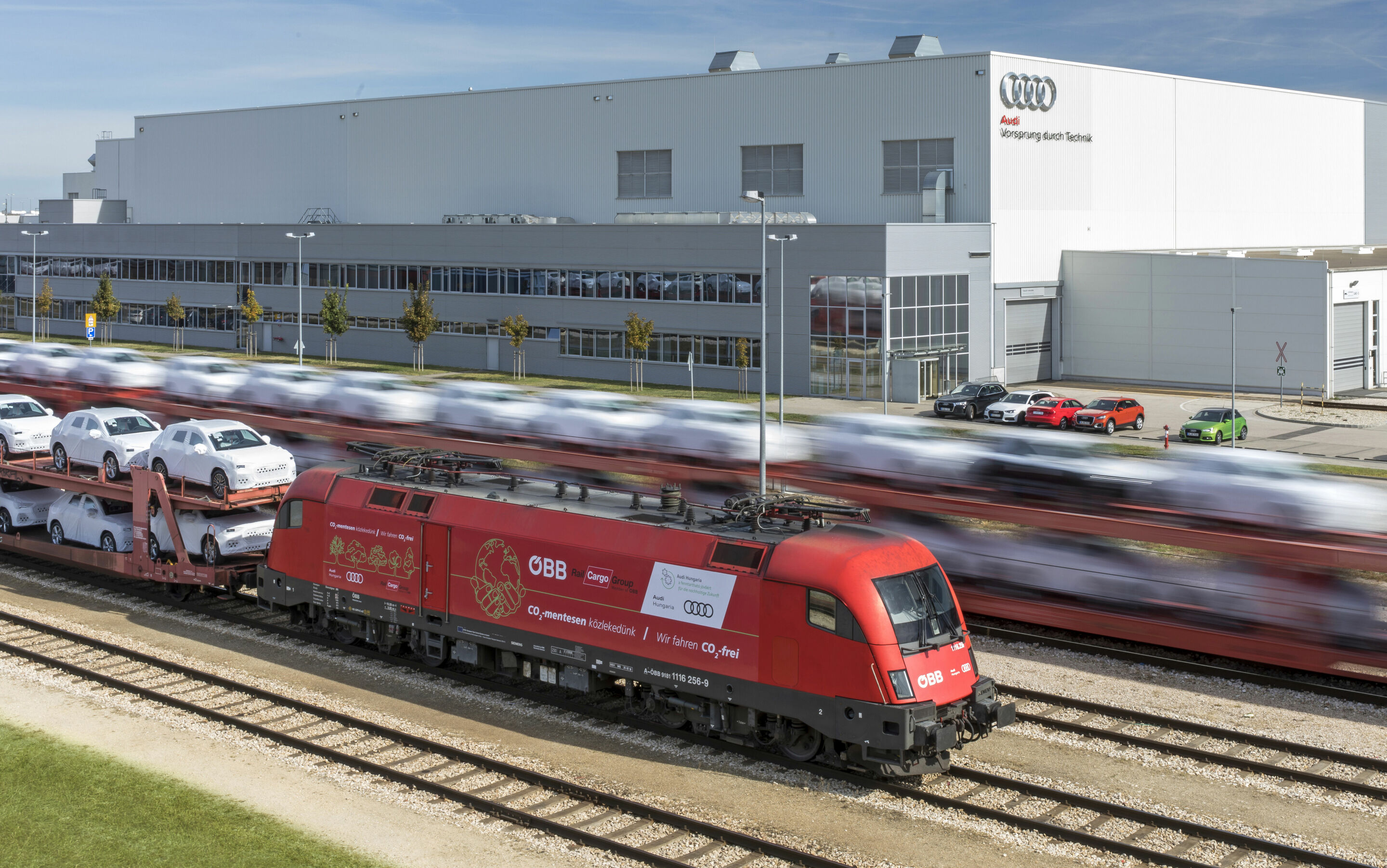 AUDI HUNGARIA Zrt. - Audi transportiert Bauteile, Motoren und Fahrzeuge CO2-neutral mit DB Cargo zwischen den Werken Ingolstadt, Brüssel und Györ.
