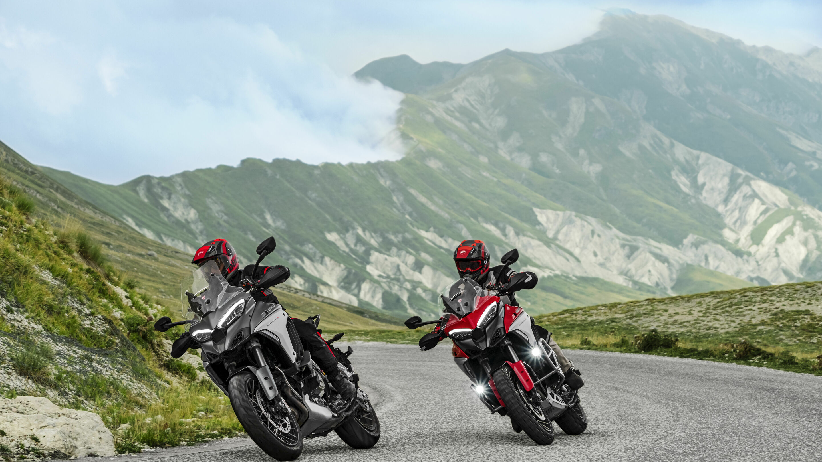 Ducati Multistrada V4 - Das erste Serienbike der Welt, ausgestattet mit Front- und Heckradar und integriertem Navigationssystem.