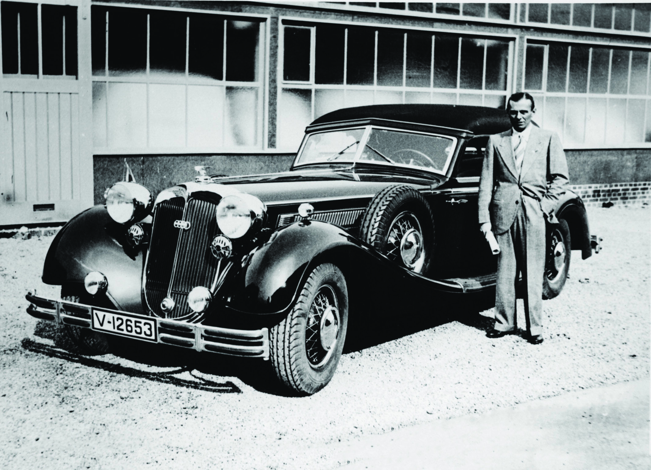 Achille Varzi und seine Auto Union Dienstwagen: Auf der Rennstrecke der Typ C Silberpfeil außerhalb ein schicker Horch 853
