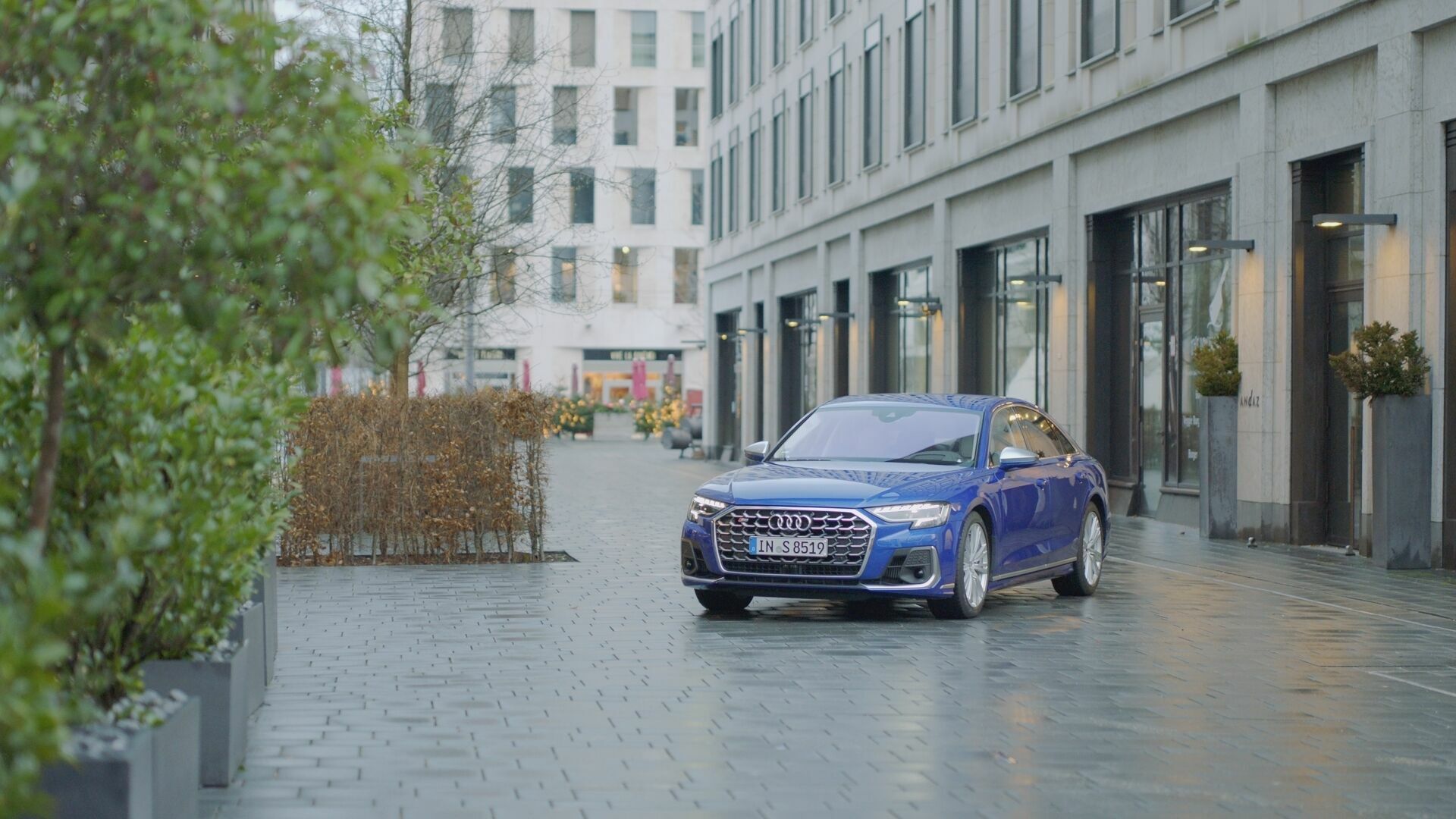 Der Audi S8, der Audi A8 L und der Audi A8 TFSI e on Location